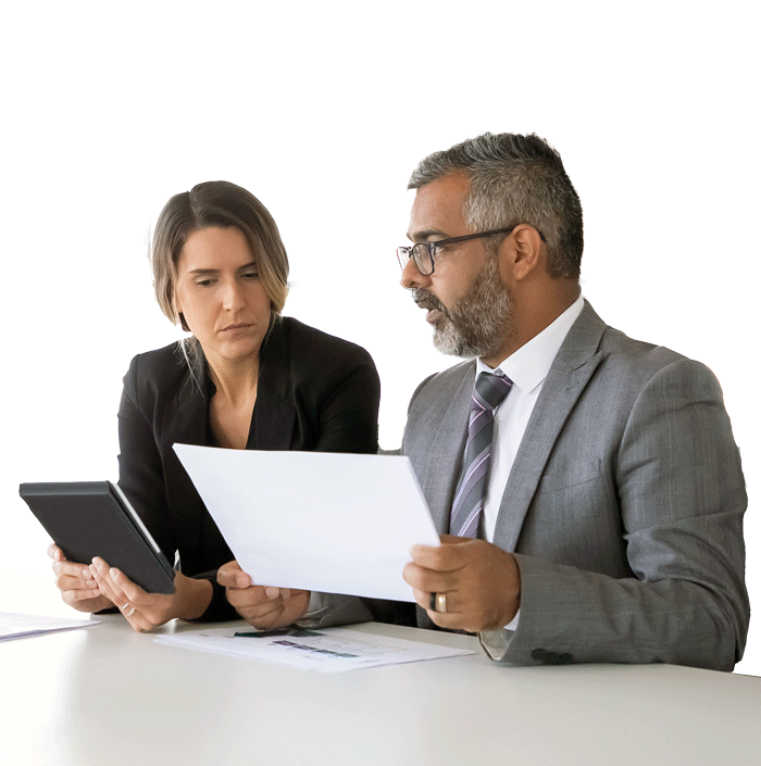 Foto di due consulenti discutendo un progetto